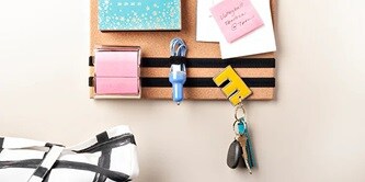 文房具を整理するための壁掛けコルクボード。
