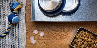 スコッチ® 強力両面テープを使って、ペット用品を整理する小さなコーナーを作りましょう。
