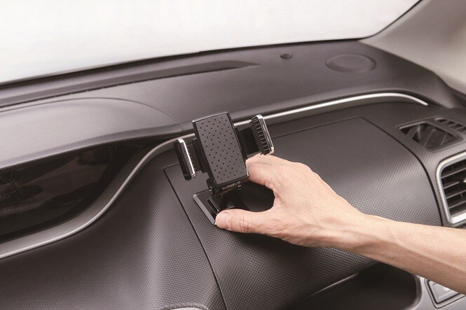 耐熱性のあるスコッチ® 車内用超強力両面テープを使って、車のダッシュボードにスマートフォンホルダーを取り付け。
