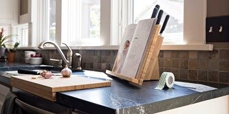 スコッチ® 強力両面テープを使って、レシピ本用のスタンドを手作りしましょう。
