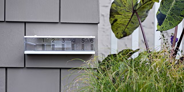 スコッチ&reg;屋外用強力両面テープを使用し、庭に雨量計を取り付け。