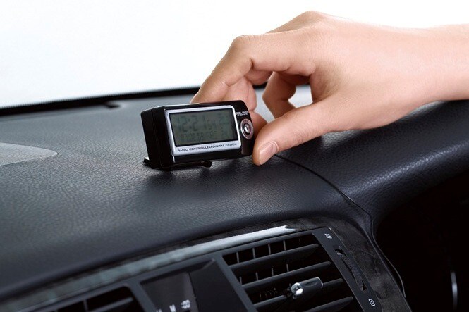 耐熱性のあるスコッチ® 車内インテリア向けスコッチ® テープを使って、車のダッシュボードにデジタル時計を取り付け。
