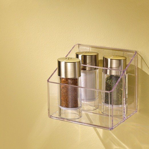 透明素材用のスコッチ® 超強力両面テープで、透明なスパイスラックを取り付け。